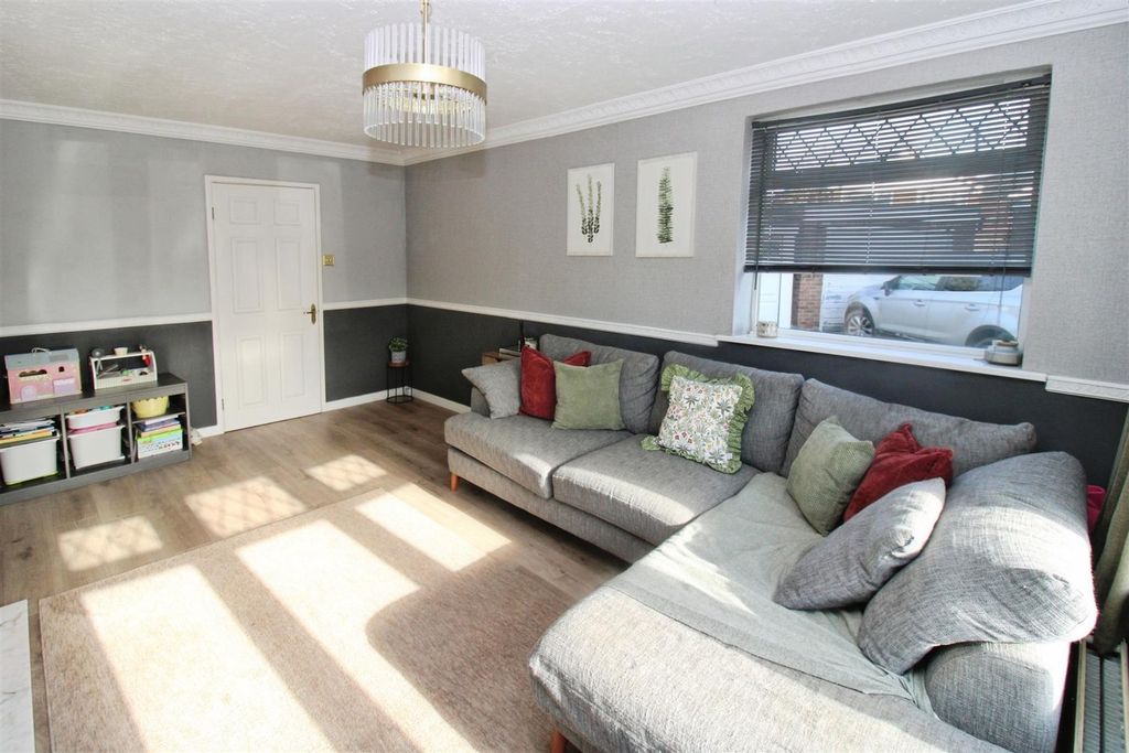 Property photo 3 of 15 Lounge