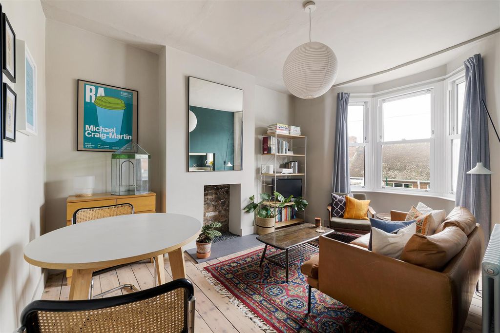 Property photo 2 of 20 Grosvenor Road, E7