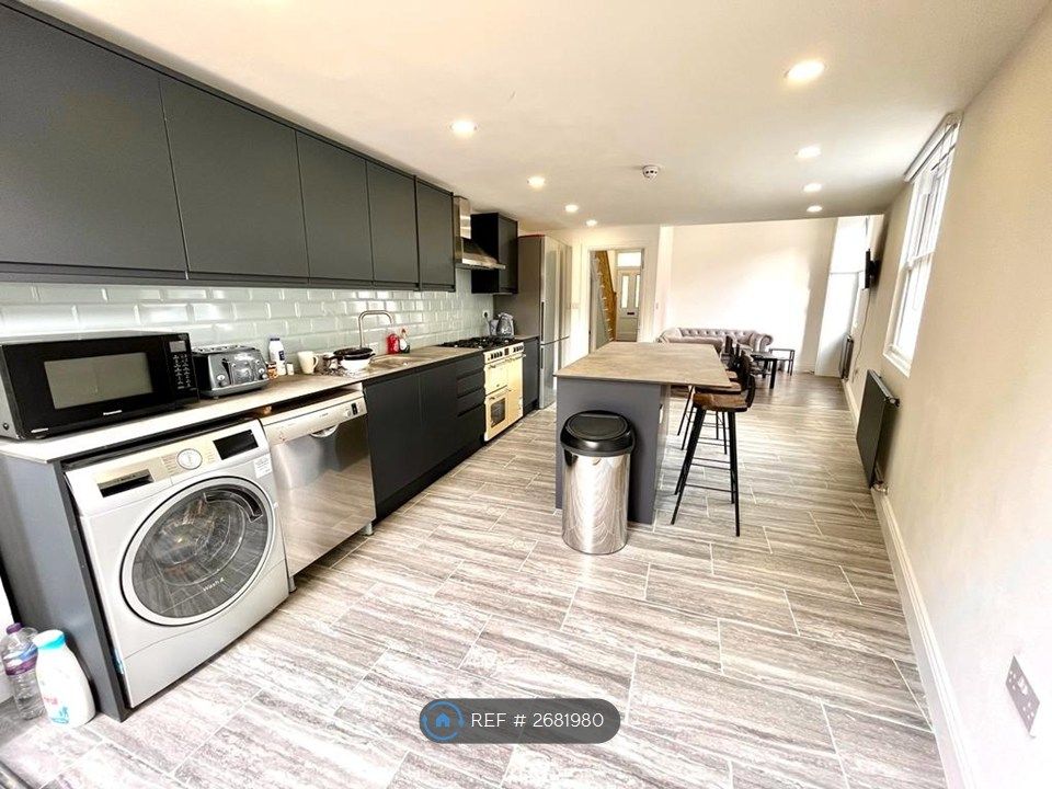 Property photo 3 of 9 Large Shared Kitchen With An Island