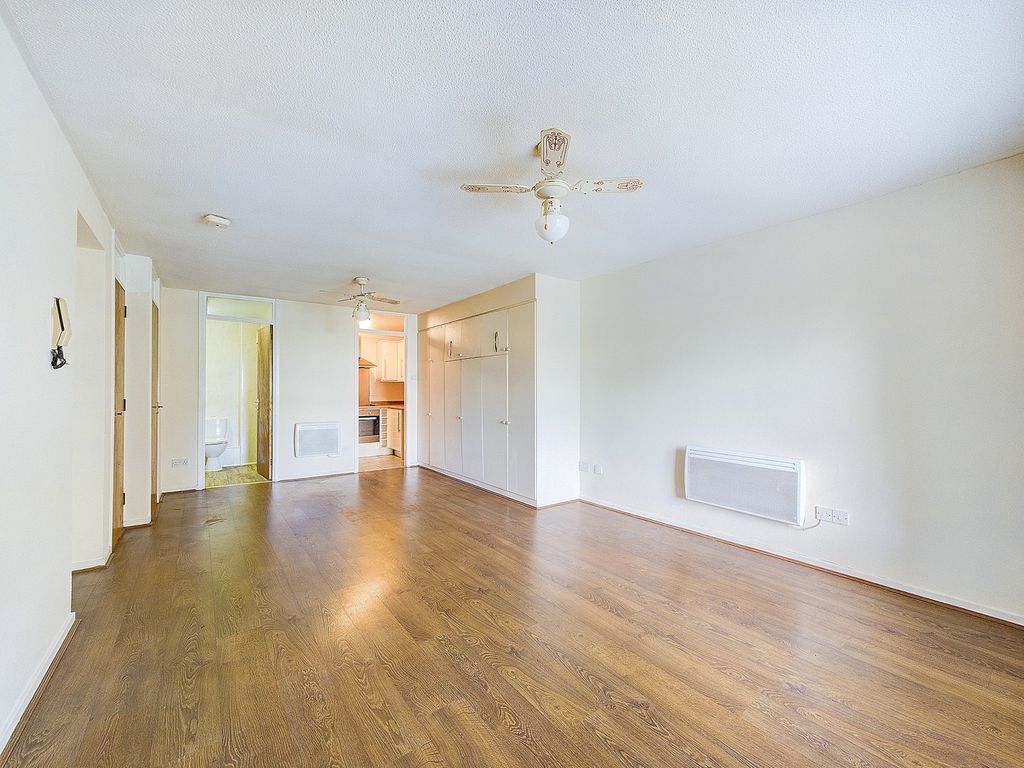 Property photo 2 of 8 Cam01543G0-Pr0027-Still001