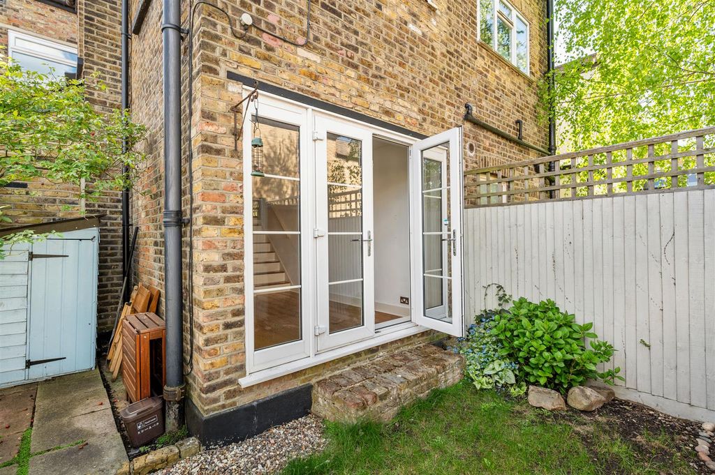 Property photo 3 of 8 Garden