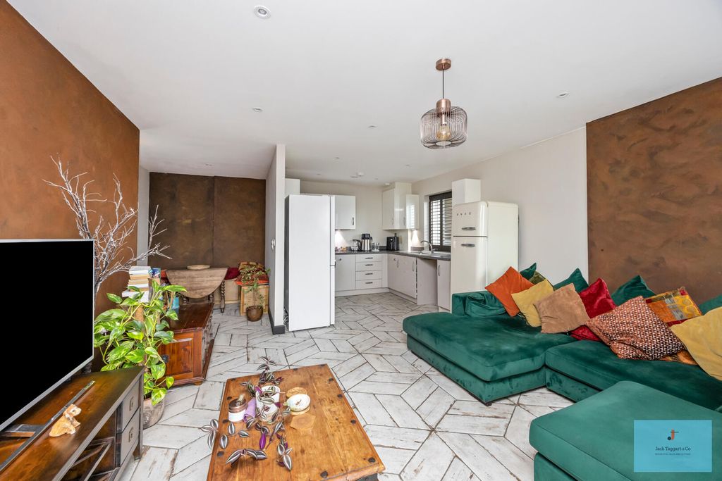 Property photo 2 of 22 Living Room