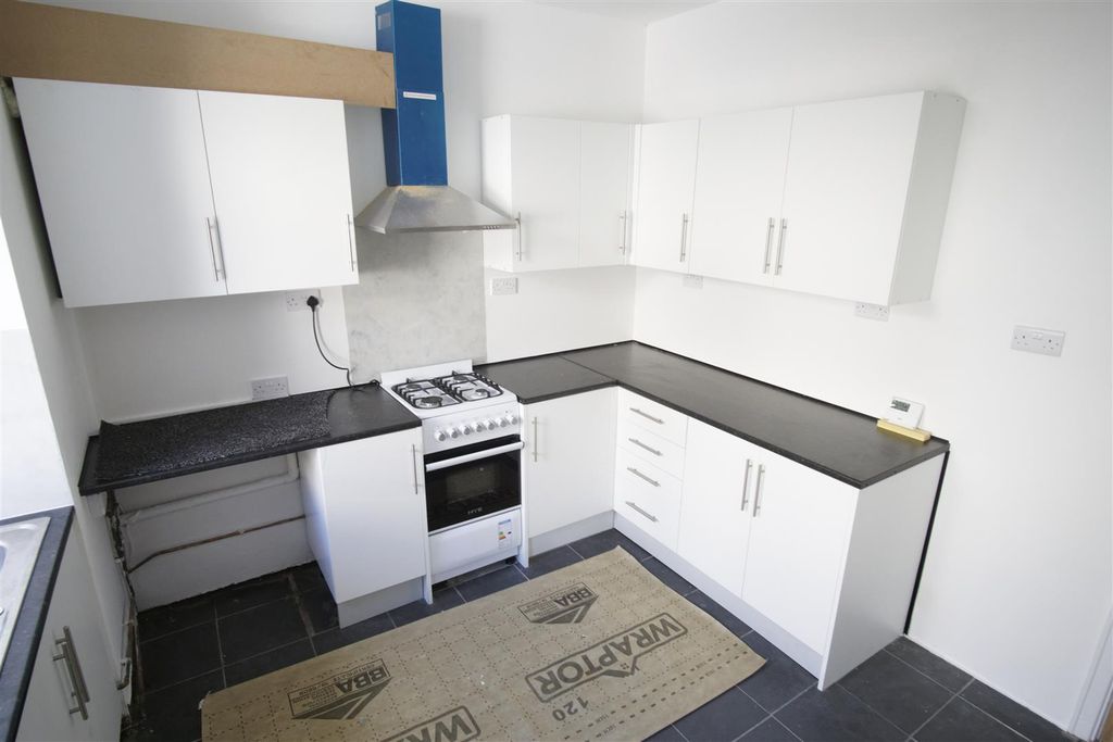 Property photo 3 of 7 Kitchen