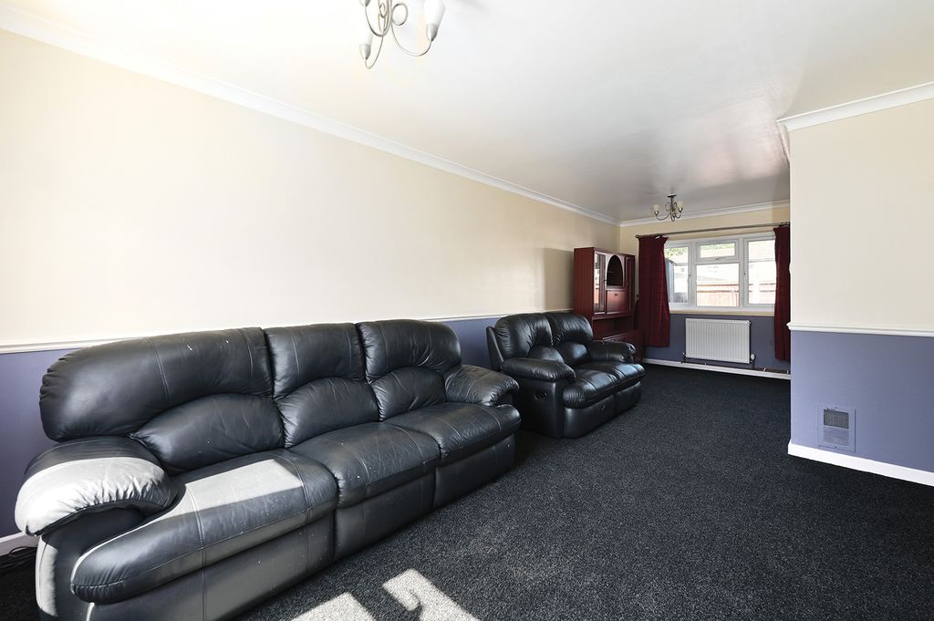 Property photo 2 of 8 24 Hearsey Gardens (7)