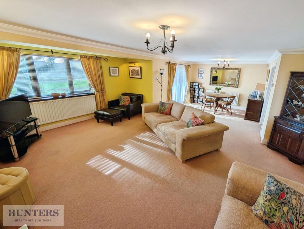 Property photo 2 of 19 Lounge / Dining Room