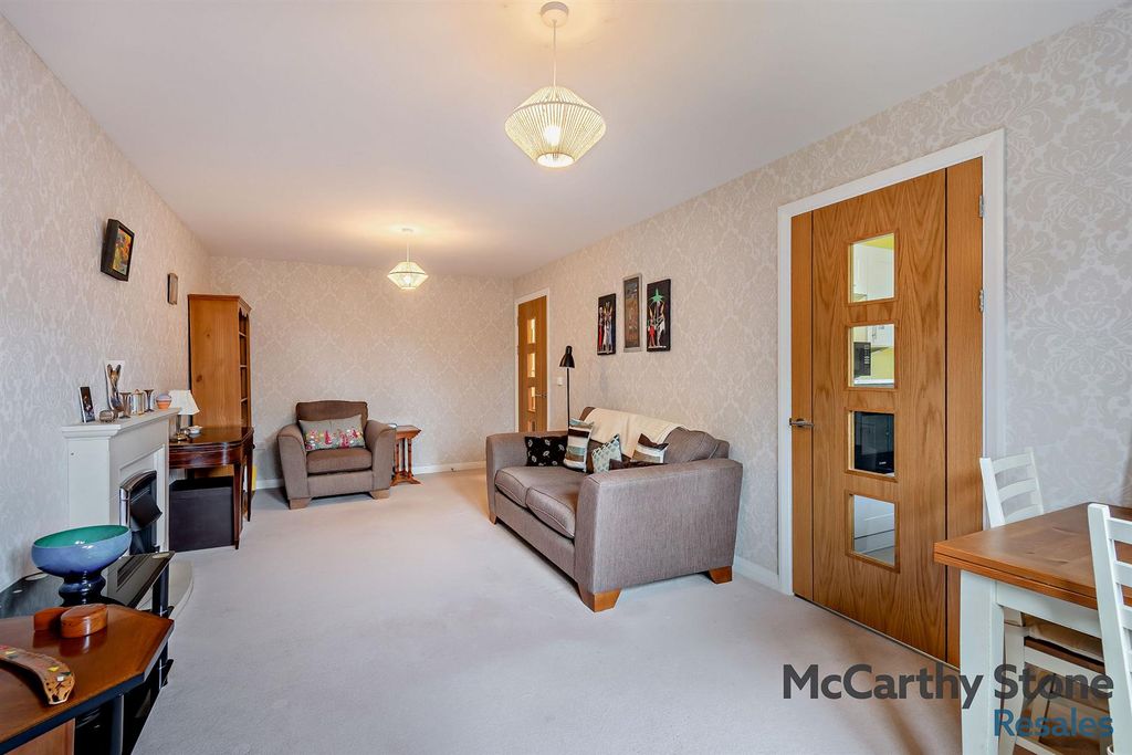 Property photo 3 of 18 Lounge