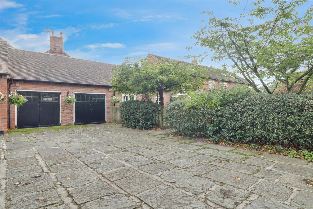 Property photo 2 of 27