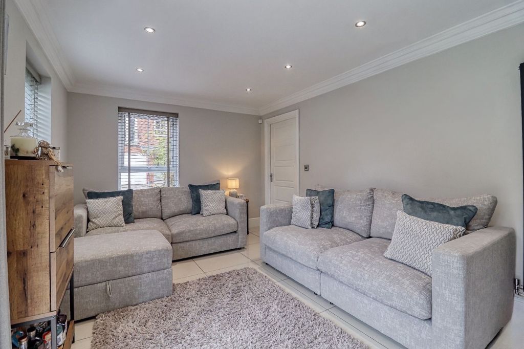 Property photo 3 of 16 Lounge