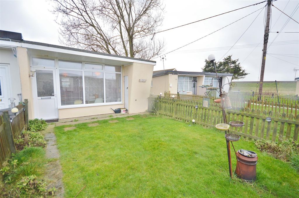 Property photo 1 of 9 Outside - Front