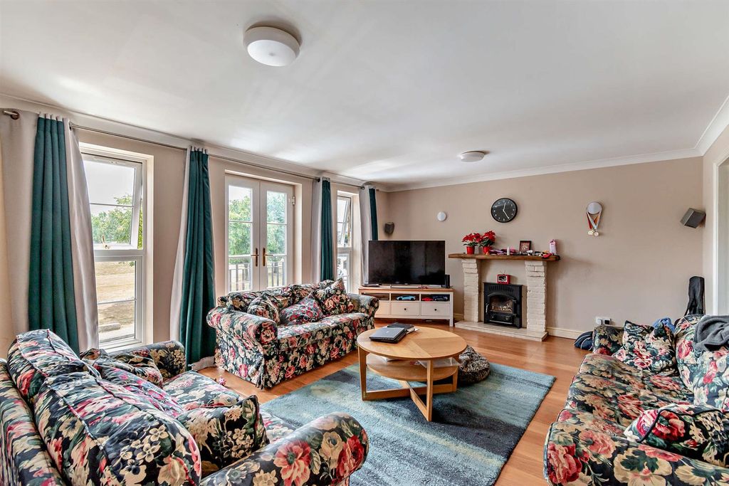 Property photo 3 of 13 8654291-Interior10-800.Jpg