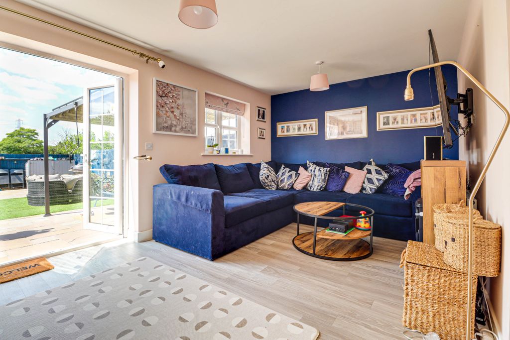 Property photo 2 of 19 Lounge