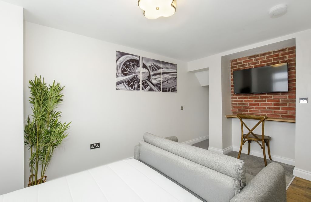 Property photo 1 of 11 I83A1614