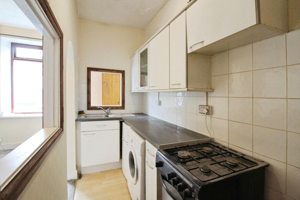 Property photo 3 of 10 Kitchen