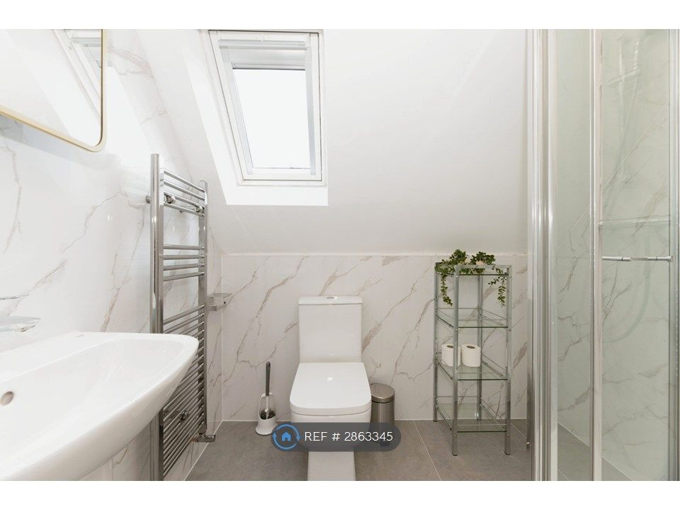 Property photo 3 of 10 Room 5 Ensuite