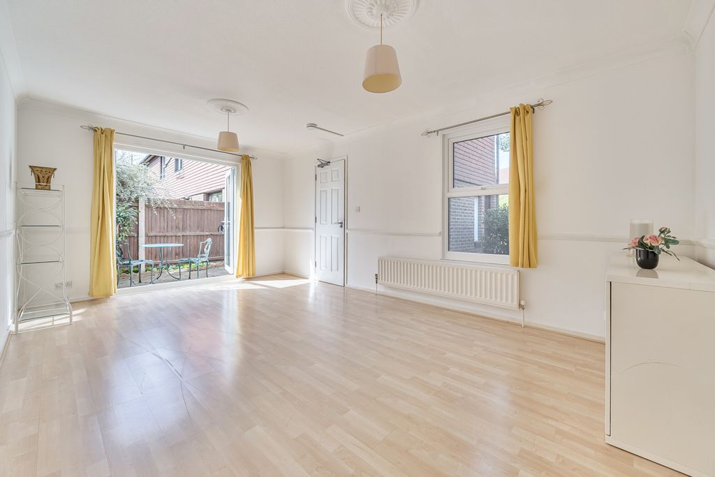 Property photo 3 of 22 Lounge