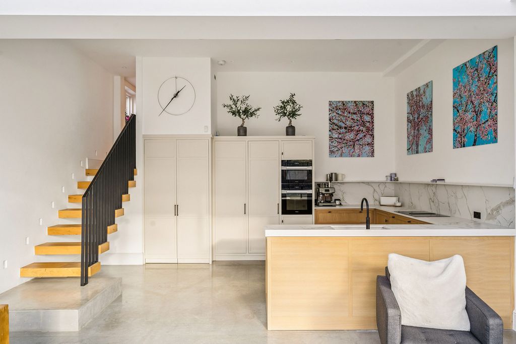 Property photo 2 of 26