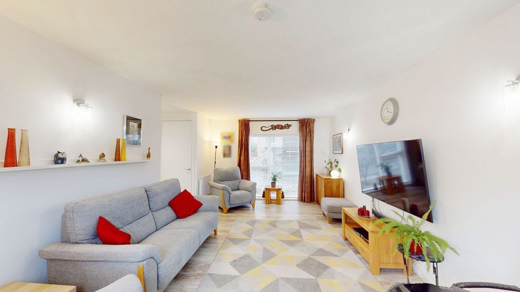 Property photo 2 of 19 Lounge