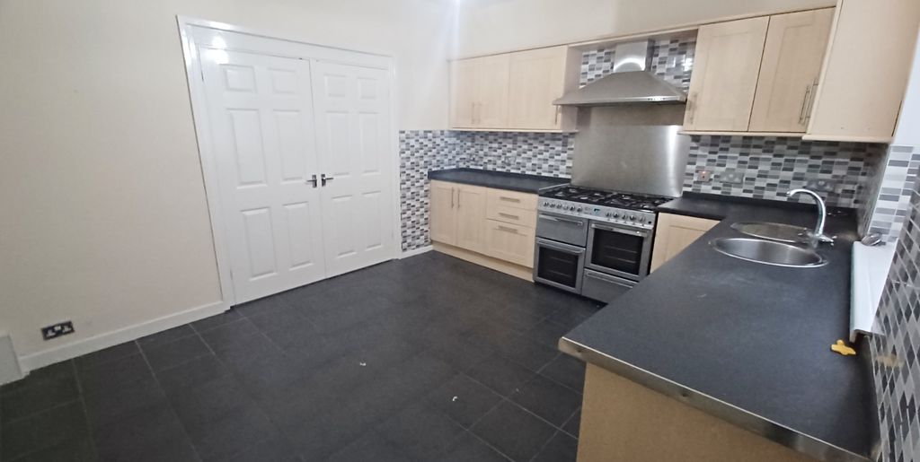 Property photo 3 of 11 Kitchen 2