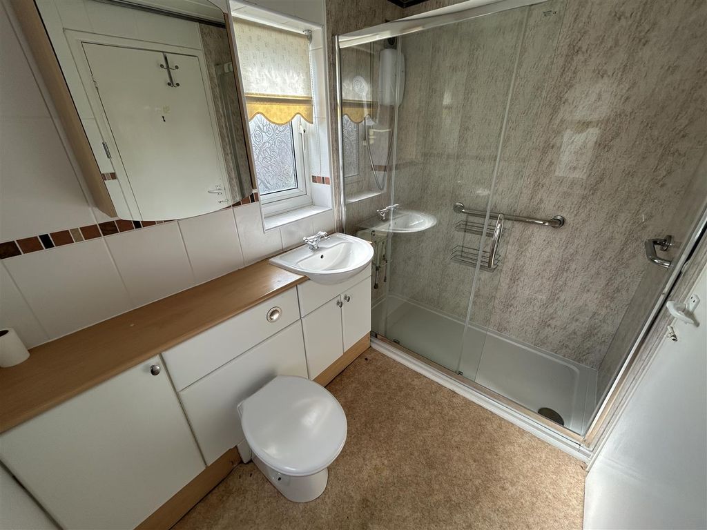 Property photo 3 of 14 Bathroom