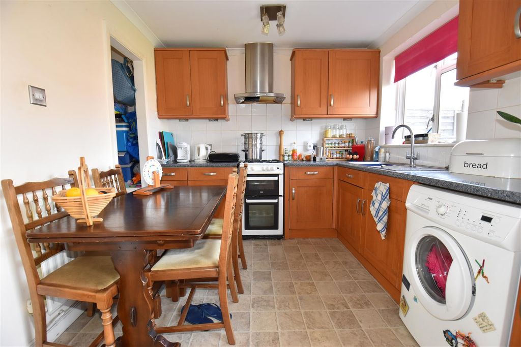 Property photo 3 of 11 Kitchen
