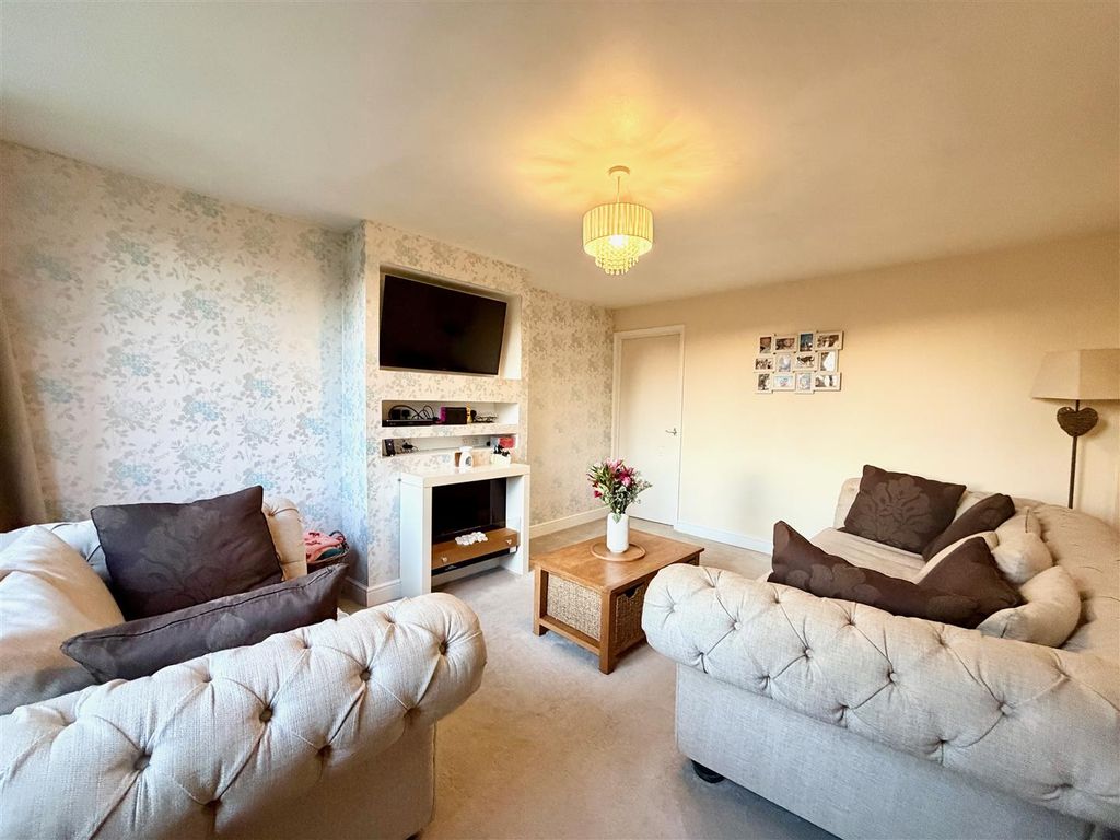 Property photo 2 of 12 Lounge