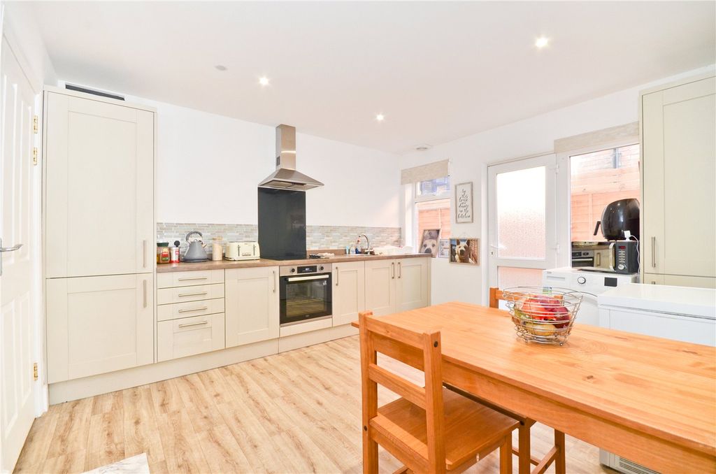 Property photo 3 of 11 Kitchen
