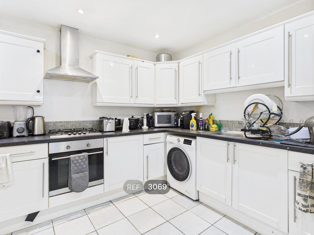 Property photo 2 of 10 Kitchen