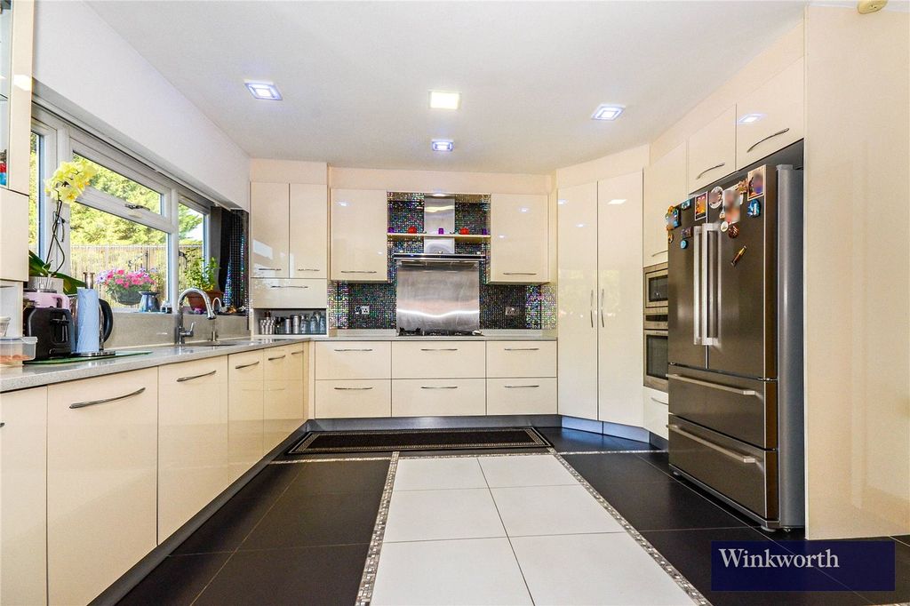 Property photo 3 of 17 Kitchen