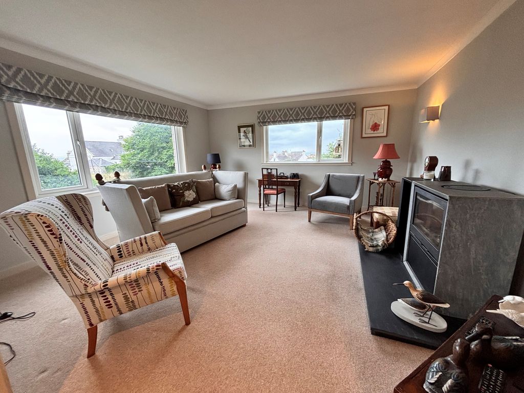 Property photo 2 of 11 Lounge