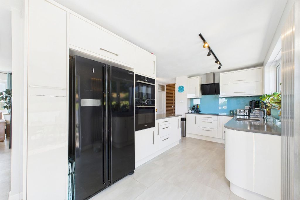 Property photo 2 of 27 Contemporary Kitchen