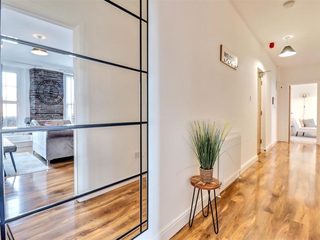 Property photo 2 of 17 Hall Flat 5