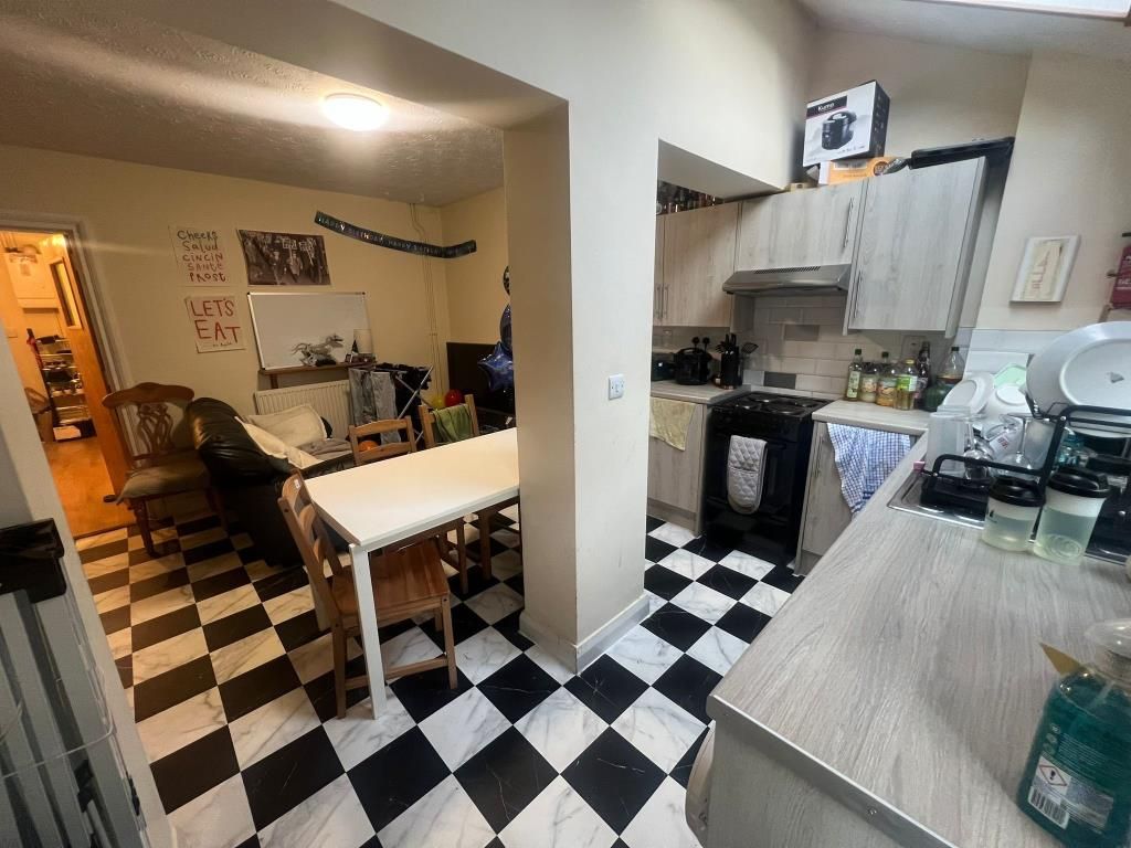 Property photo 2 of 10 Kitchen