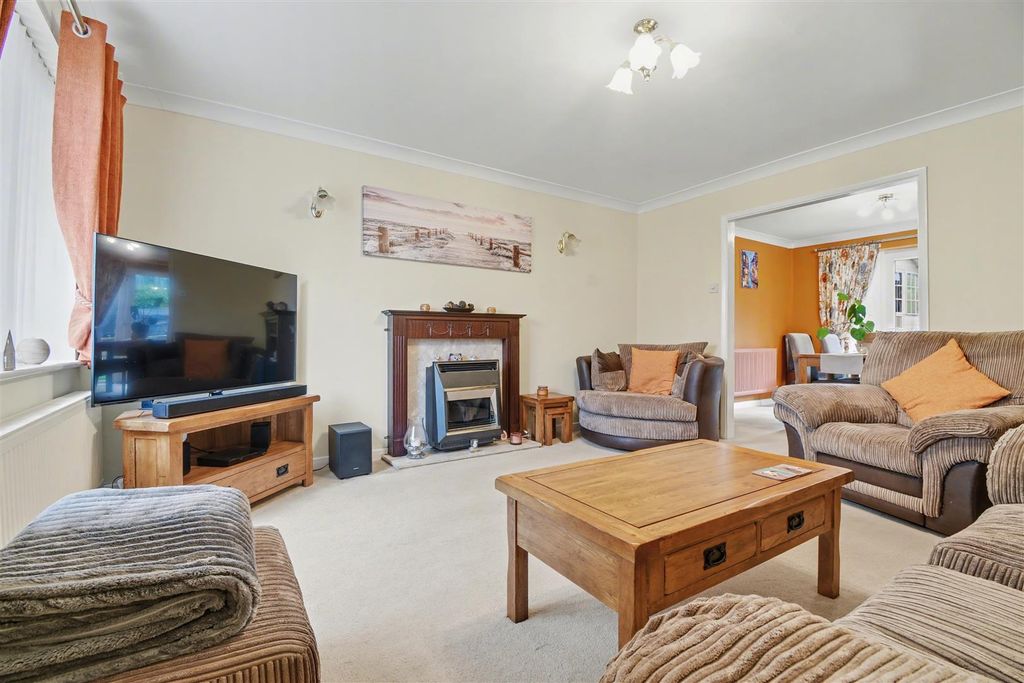 Property photo 2 of 33 Lounge