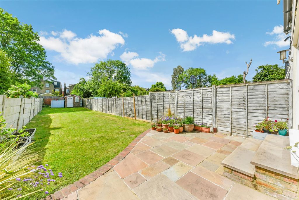 Property photo 2 of 12 Garden