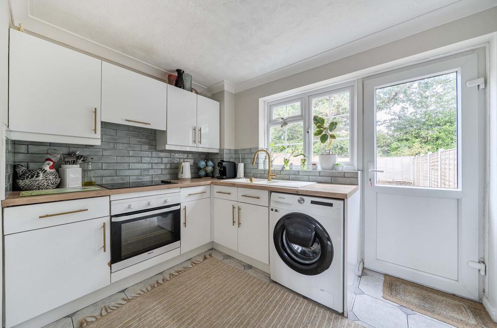 Property photo 2 of 16 Meadbrook Gardens 7 (14).Jpg