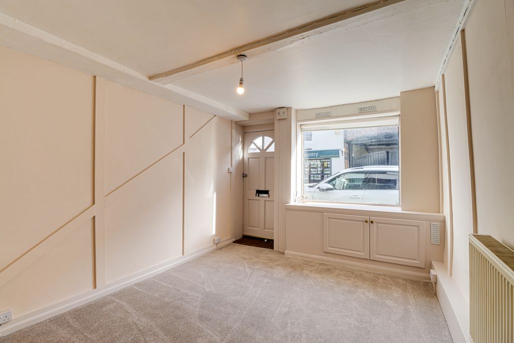 Property photo 2 of 8 Lounge