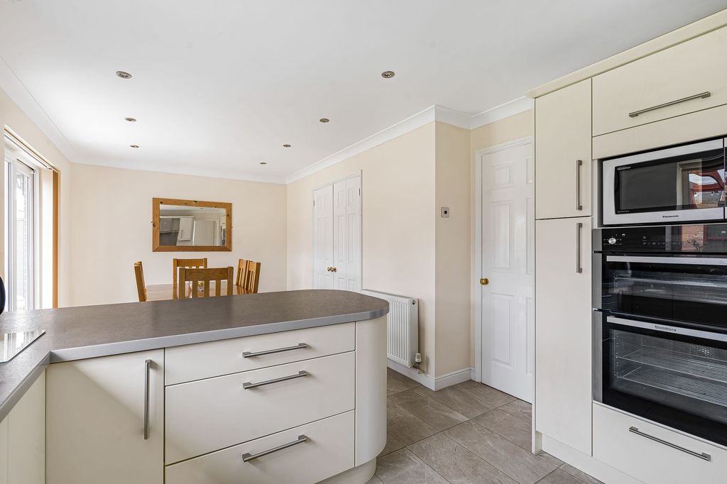 Property photo 2 of 27