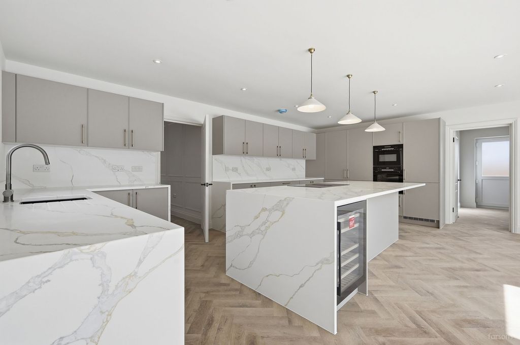 Property photo 2 of 27