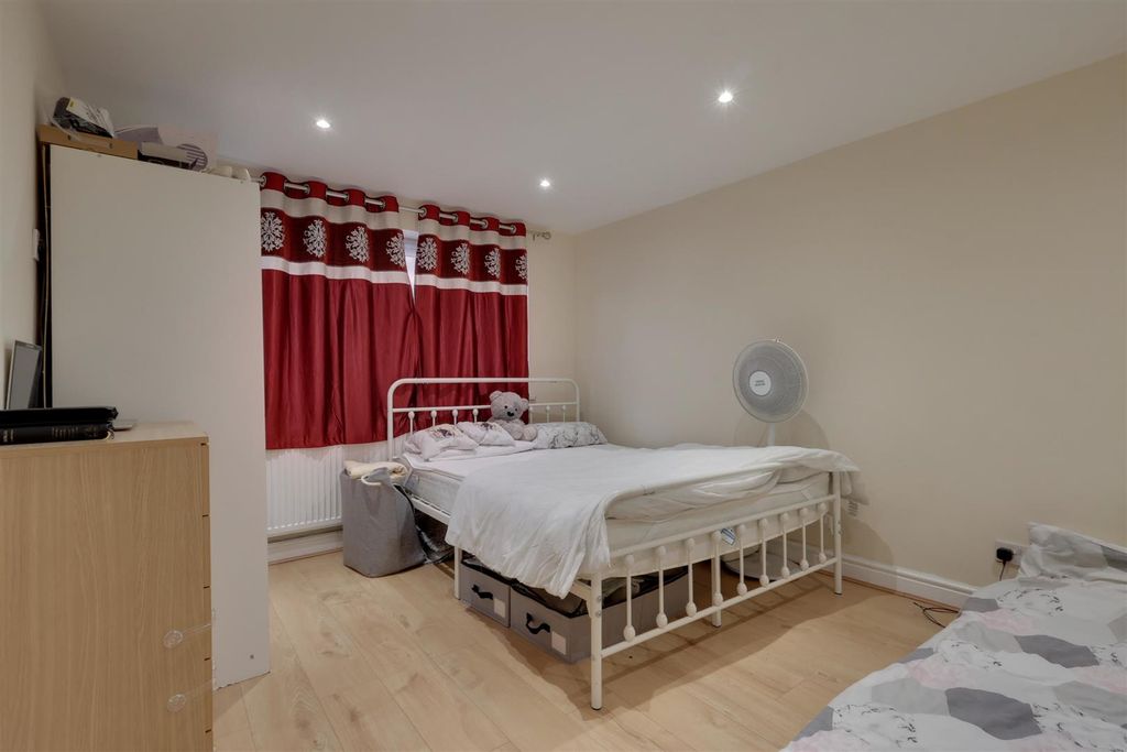 Property photo 2 of 9 Bed 3.Jpg