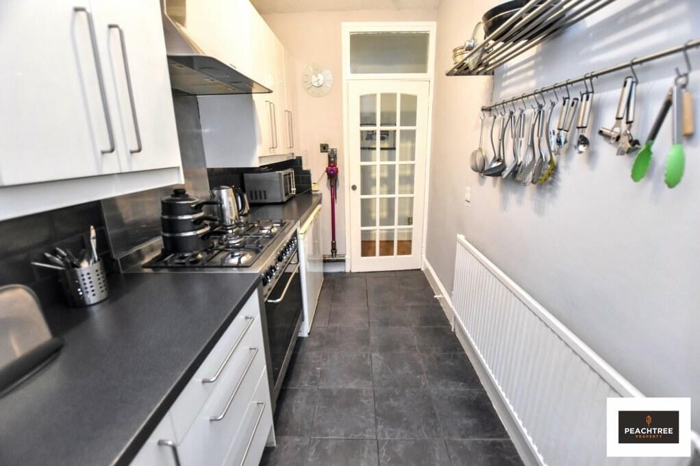 Property photo 3 of 18 Kitchen