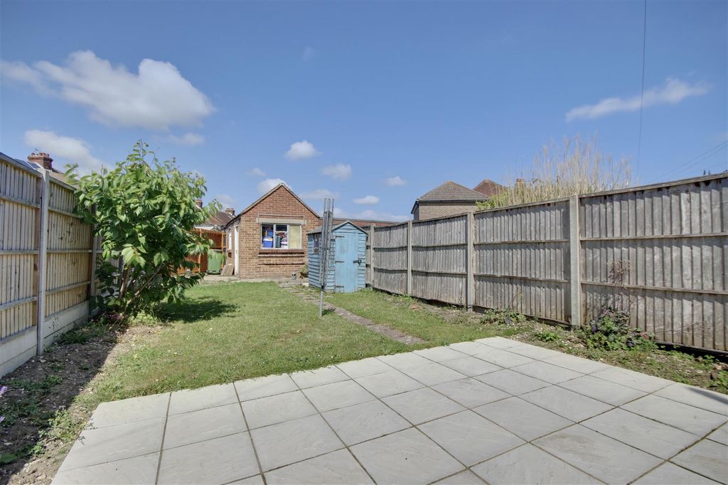 Property photo 3 of 14 Garden And Garage