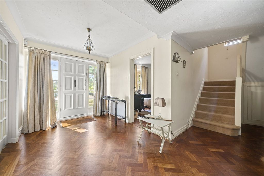 Property photo 3 of 11 Entracne Hall