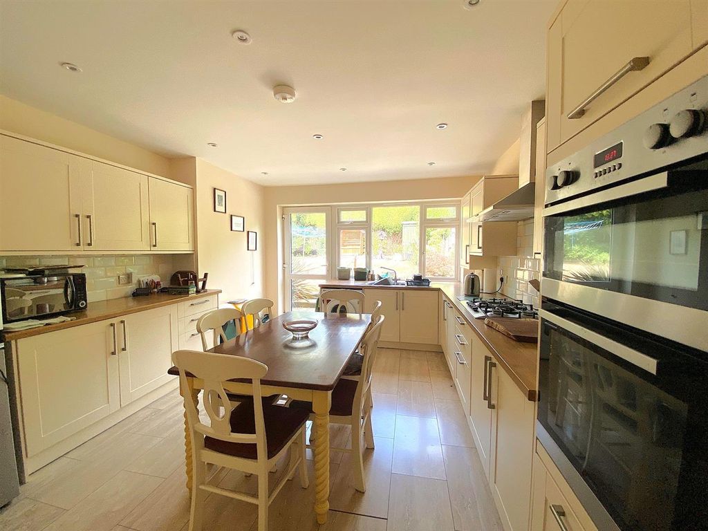 Property photo 3 of 15 20 Wealden Way - Kitchen3.Jpg