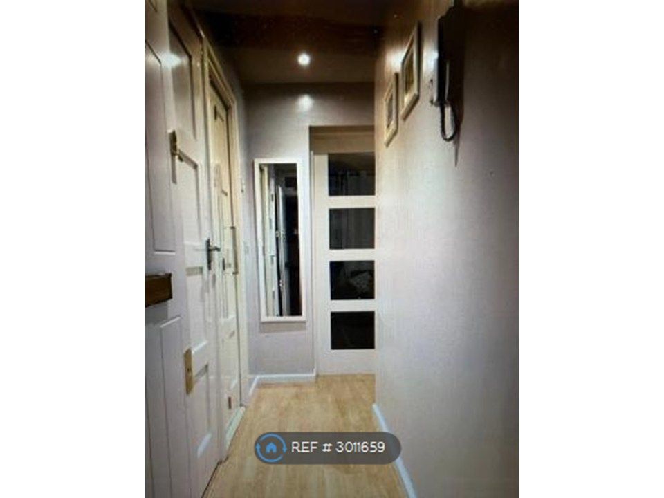 Property photo 3 of 18 Hallway