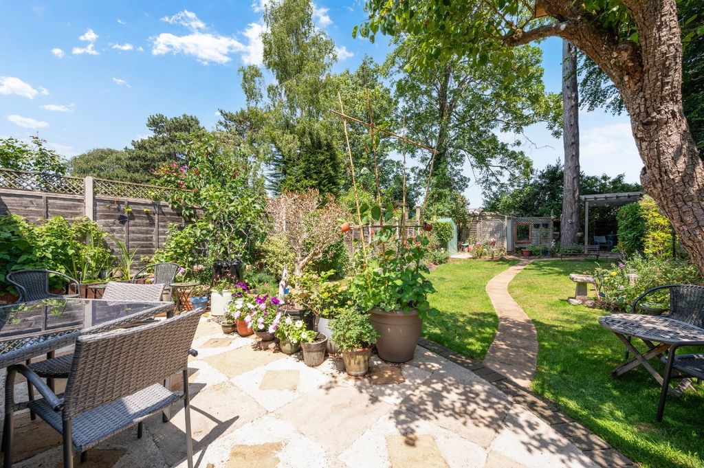 Property photo 3 of 21 Ewell Park Way