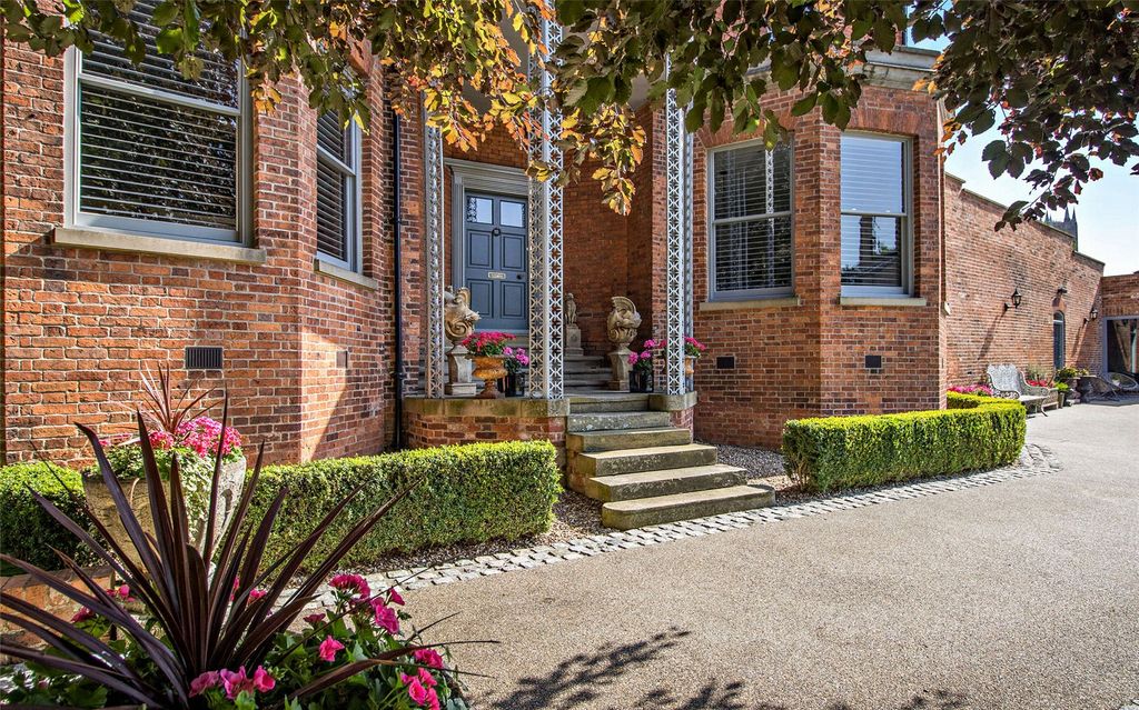 Property photo 3 of 21 Front Entrance