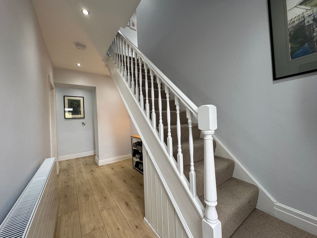 Property photo 3 of 34