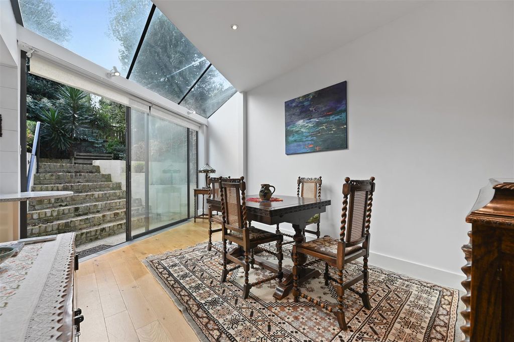 Property photo 3 of 10 Fb - Cromwell Grove - Receptionc3 (1).Jpg