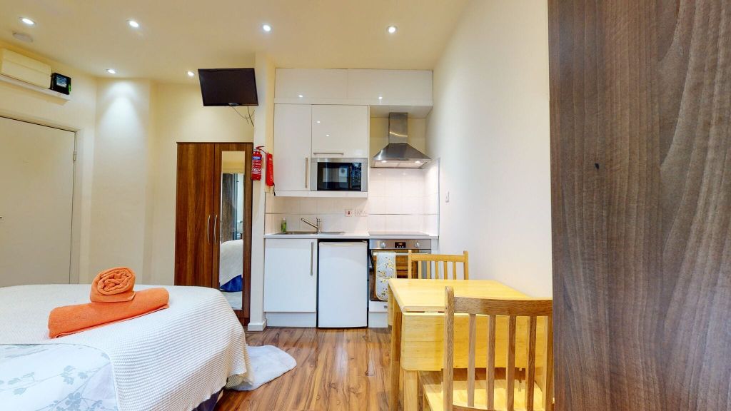 Property photo 1 of 8 Bedroom