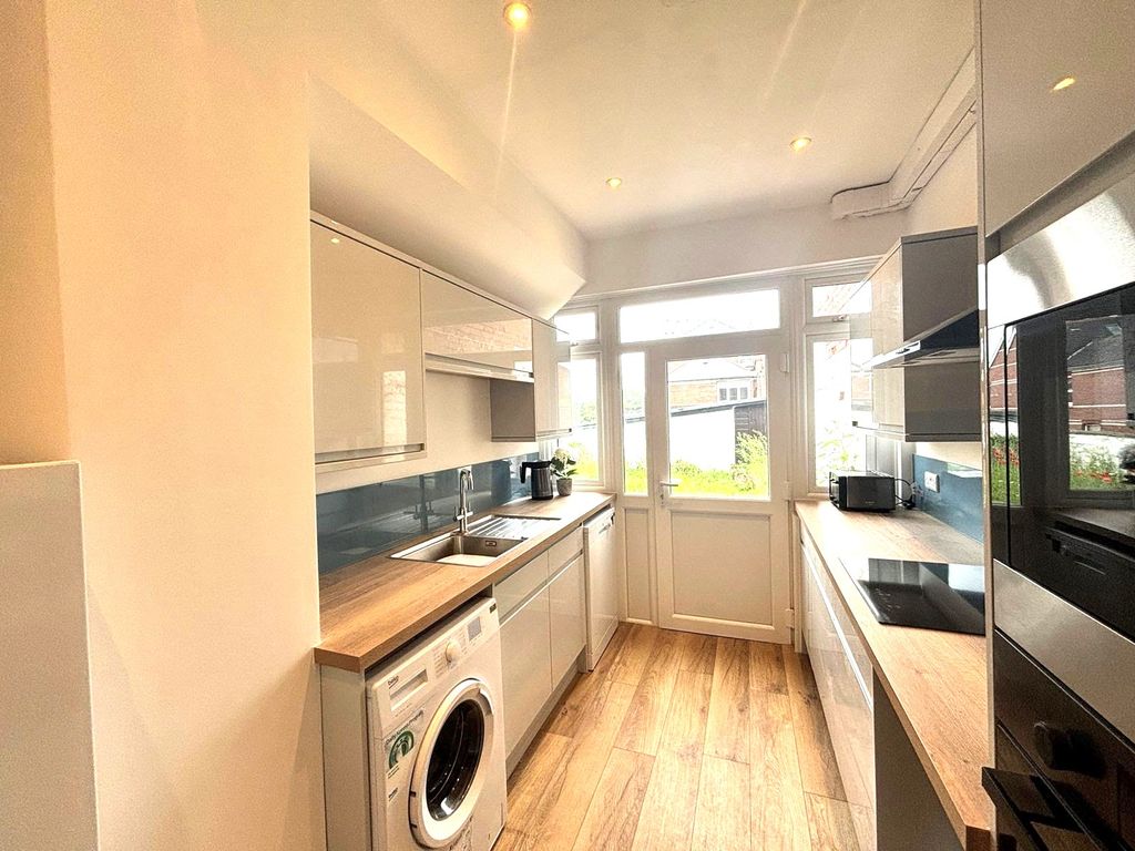 Property photo 3 of 17 1. 95Mr Kitchen Pic2